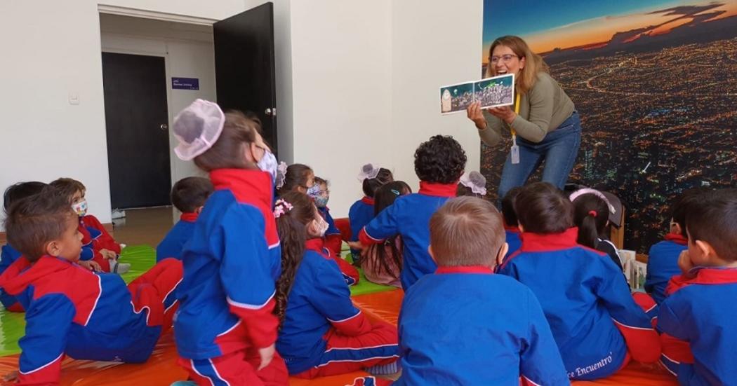 ¿En cuál de las bibliotecas públicas de Bogotá hay planes infantiles?