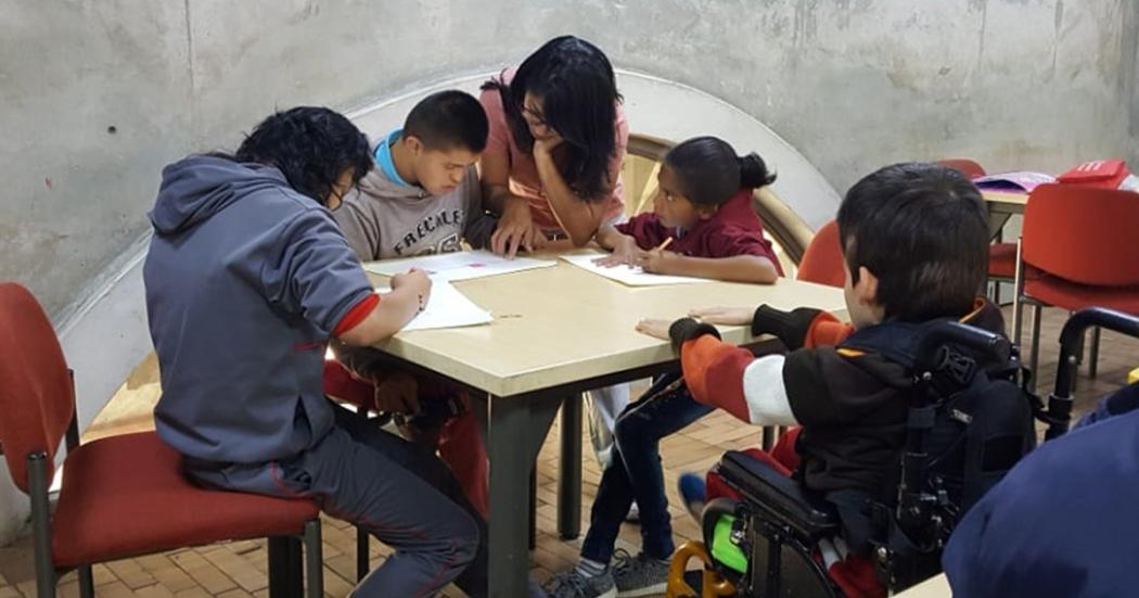 Niños y niñas en taller de escritura