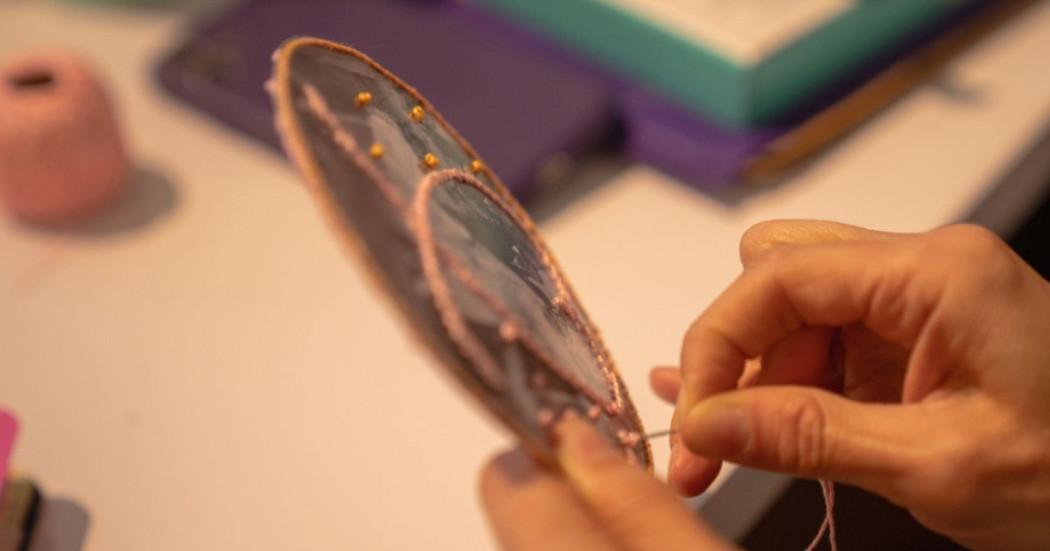 Taller de memorias y bordado colectivo en el IDPC en Bogotá 