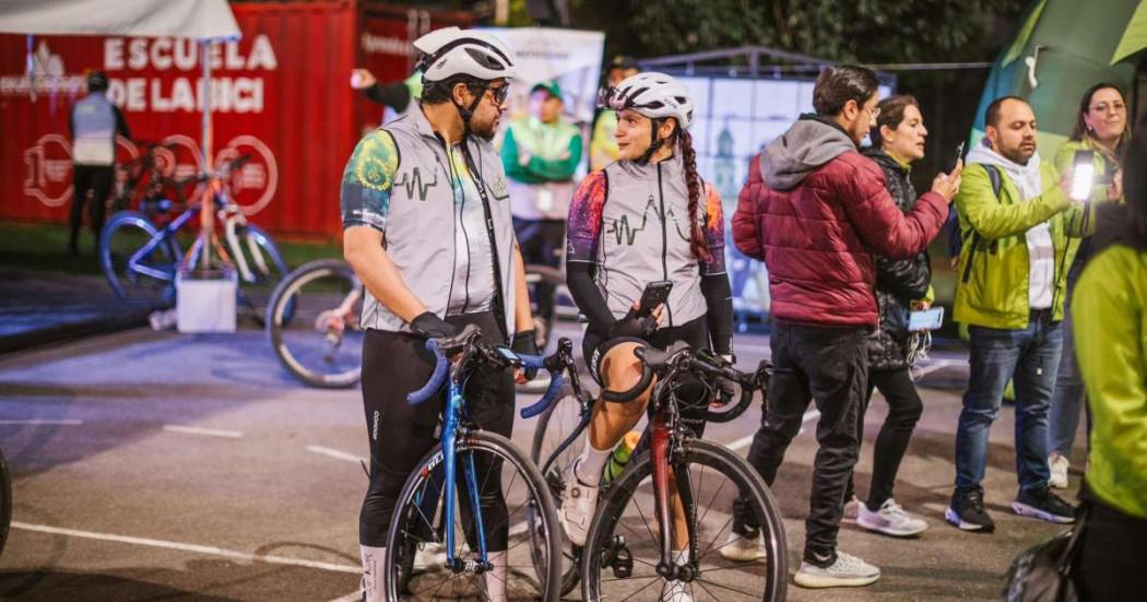 Foto: Hombre y mujer montando bicicleta