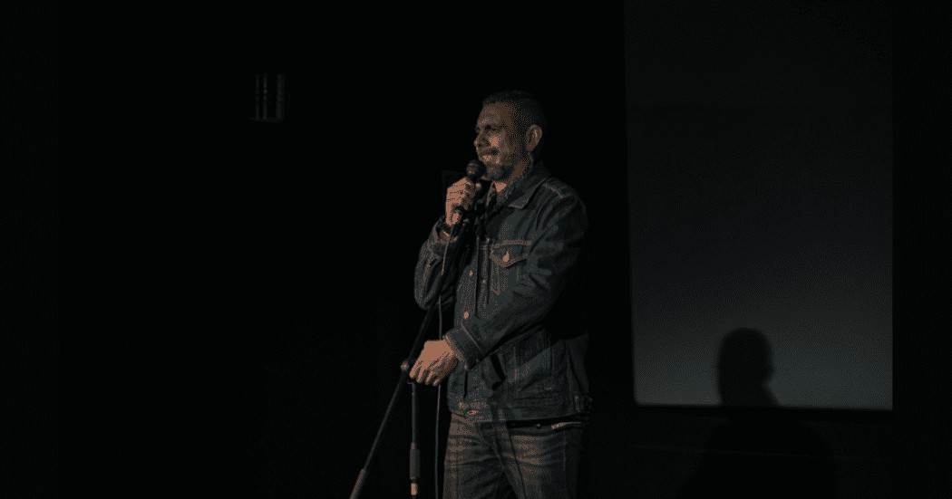 Imagen del artista Diego Mateus en tarima.