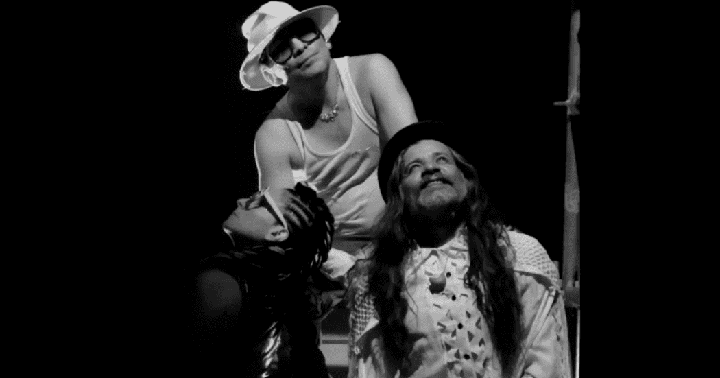 Imagen de dos hombres y una mujer mirando que representan la obra Sin Tierra.