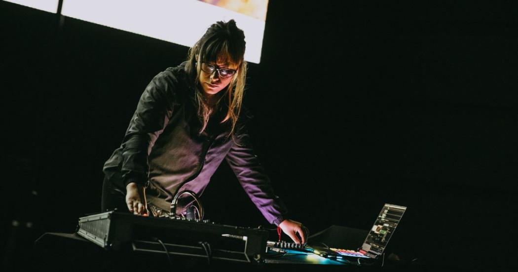 Fotografía de persona tocando una consola de música 