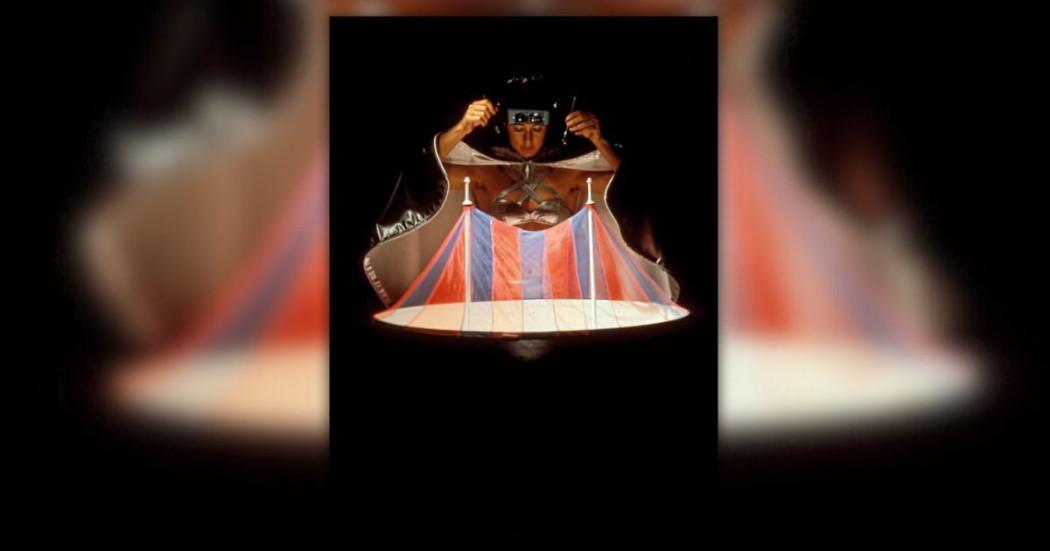 Fotografía de pulgas entrenadas en escena con equipos de video y lentes de alta precisión