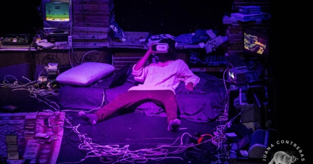 Fotografía escena de obra de teatro 'La Fábula del Gato Muerto'.