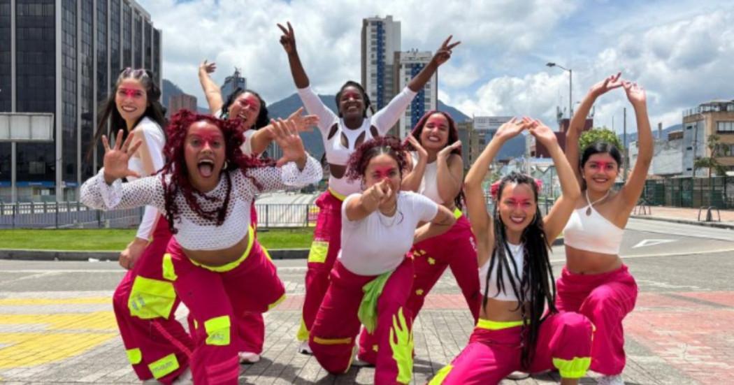 Imagen de mujeres y jóvenes bailando