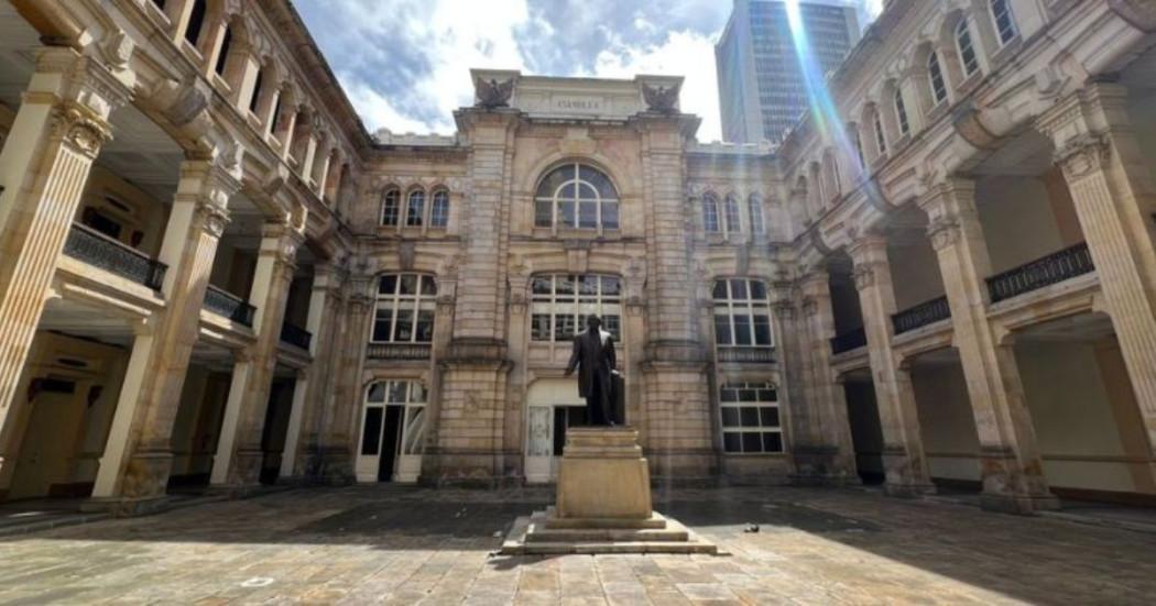 Imagen del Palacio de San Francisco en la que se observa la escultura de Luis Carlos Galán.