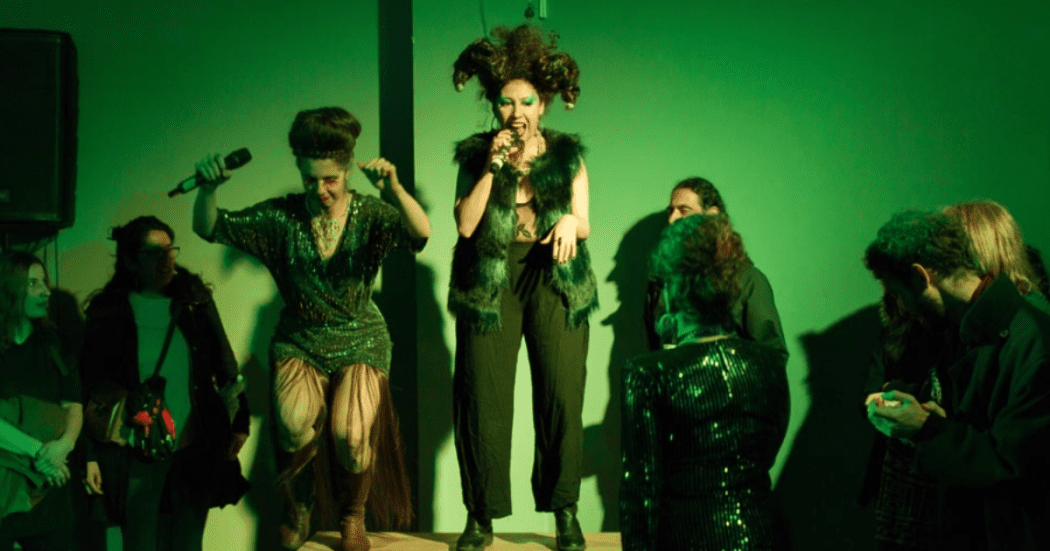 Foto de tres personas disfrazadas por Halloween 