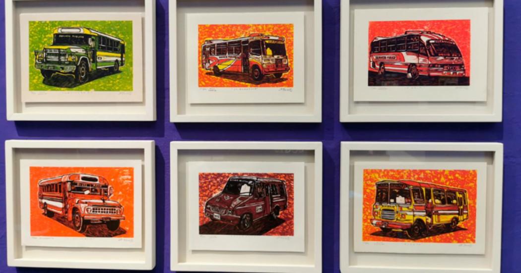 Fotografía de exposición buses pintados en acuarela