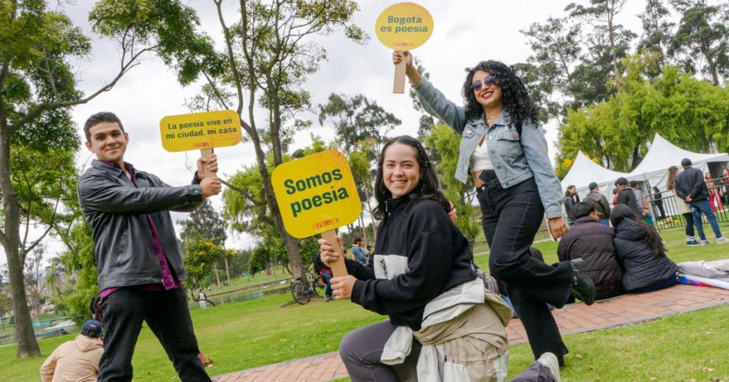 Fotografía de tres personas Lanzamiento del Festival Reverso 2025