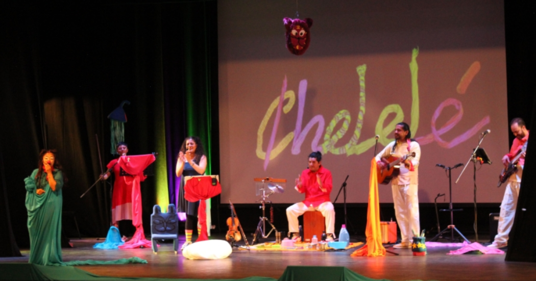 Foto de un grupo de artistas en el escenario del Teatro El Parque
