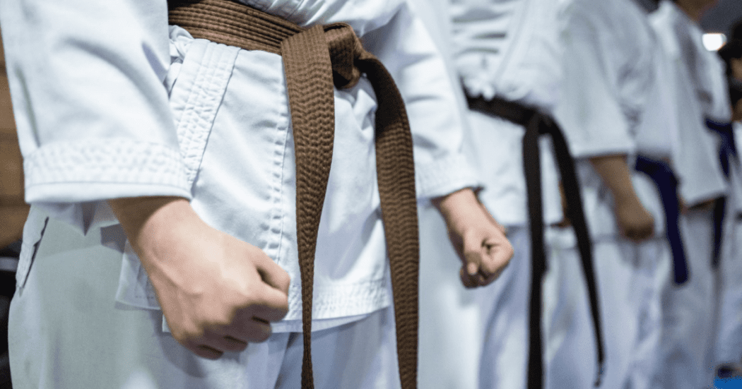 Imagen donde se aprecia el tronco de personas adultas y en su cintura portan un cinturon colof café