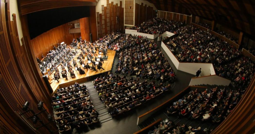 Fotografía de La Filarmónica de Bogotá en el León de Greiff UNAL.