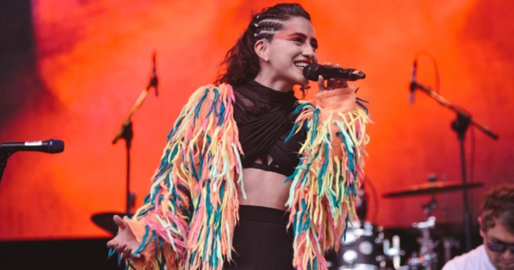 Imagen de la cantante Linda Habitante en concierto