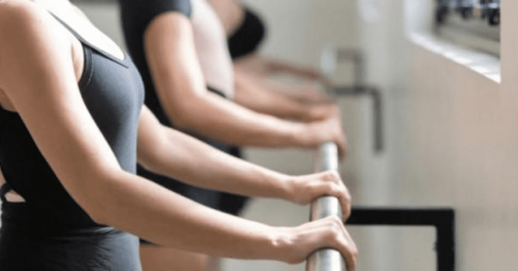 Imagen de varias bailarinas de ballet tomadas de la barra