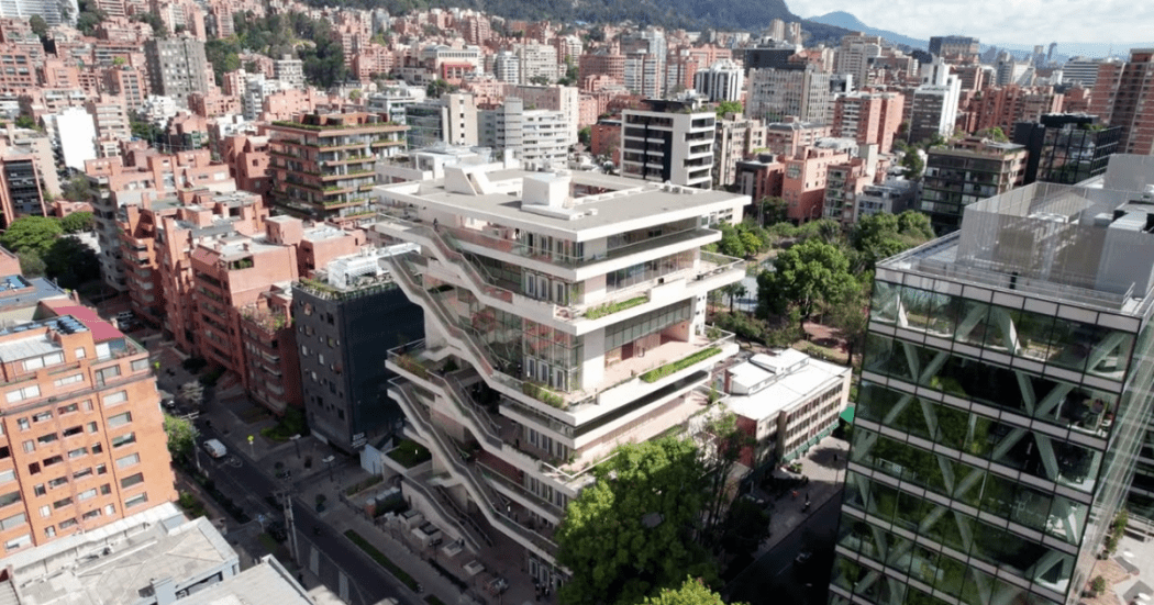 Imagen panoramica de el CEFE Chapinero, a su alrededor se ven obras y edificios del sector