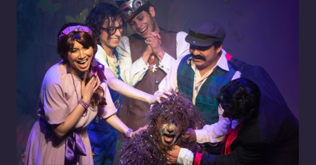 Imagen de cinco personajes que rodean un tronco de un árbol cafe