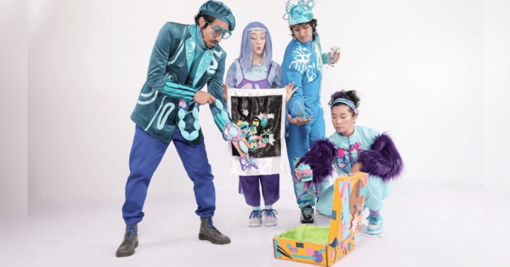 Imagen de 4 artistas con vestidos ambientados para la obra de teatro