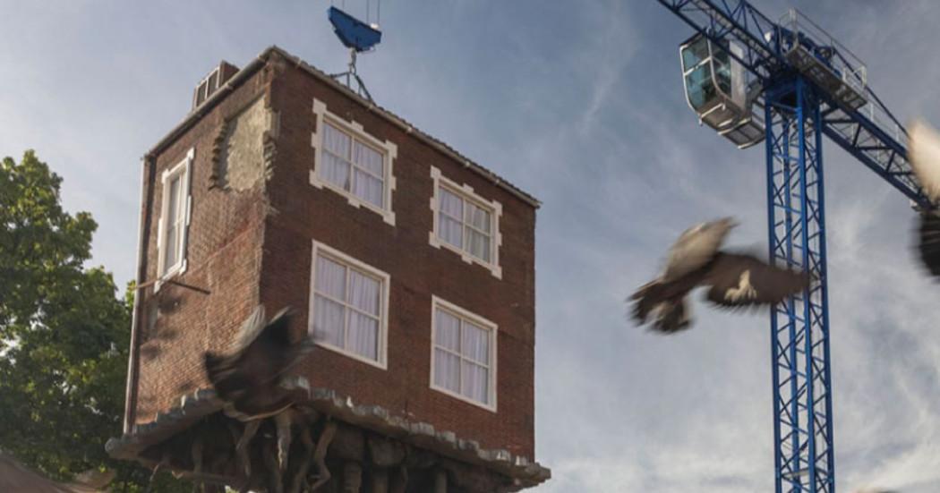 Imagen de la casa flotante de la obra Arrancada de raíz