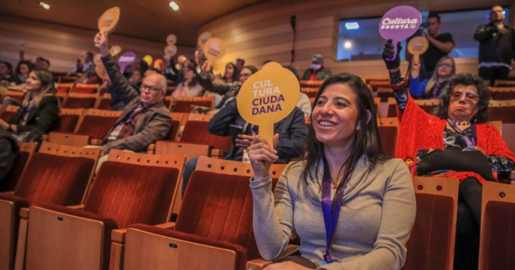 Imagen de personas sonriendo en evento sobre Cultura Ciudadana
