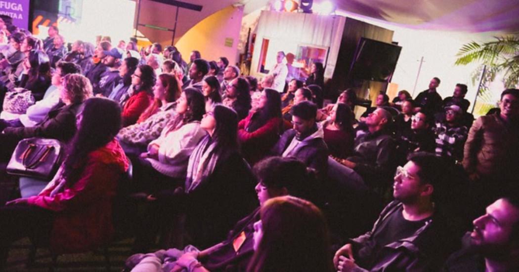 Foto que muestra gente sentada en un teatro mirando una obra