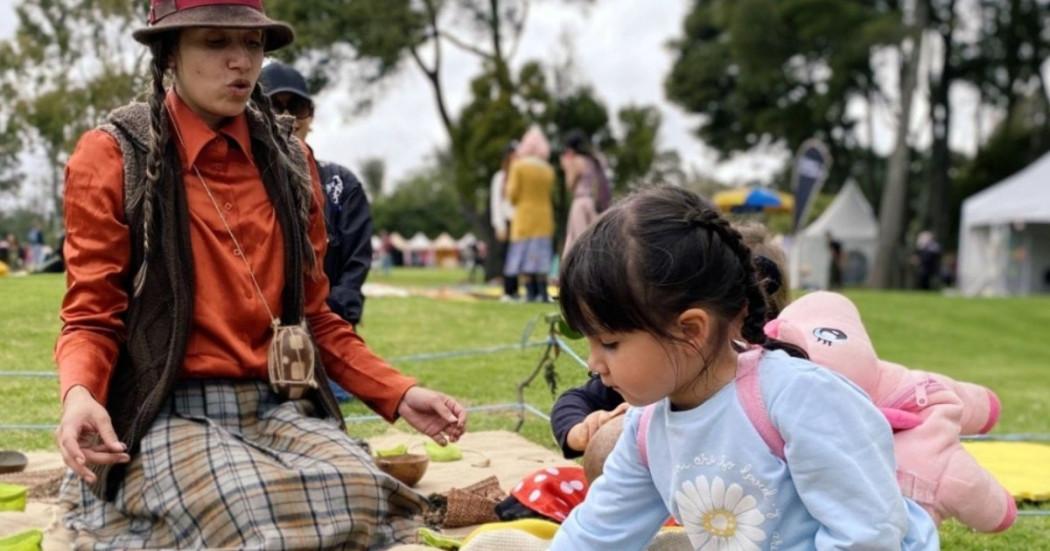 Fotografía de una niña con un adulto jugando