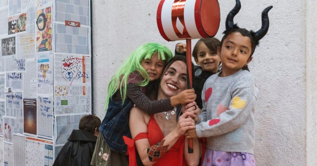 Imagen de un adulto con 3 niños disfrazados 