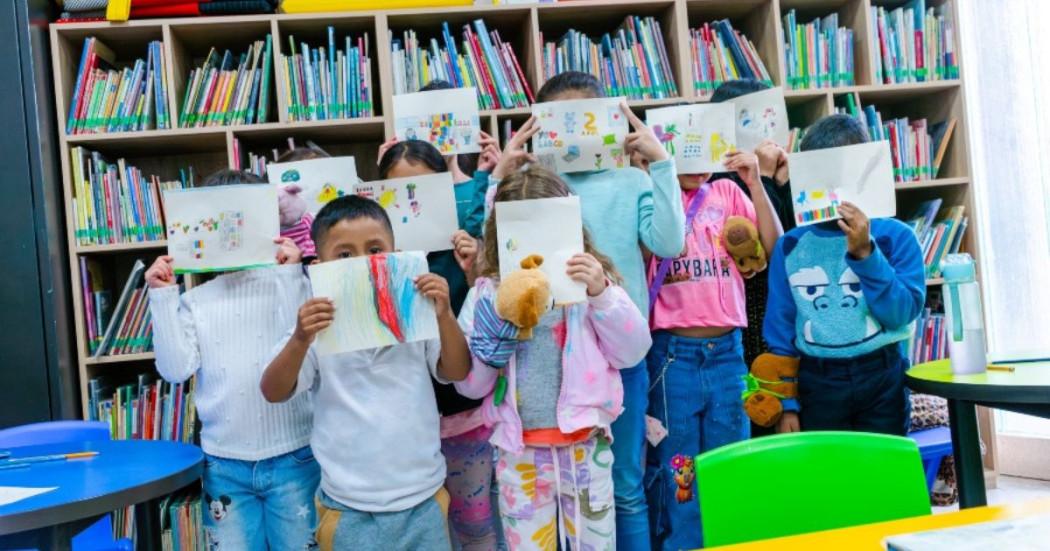 Imagen de niños con dibujos en la Biblioteca Pública Bosa
