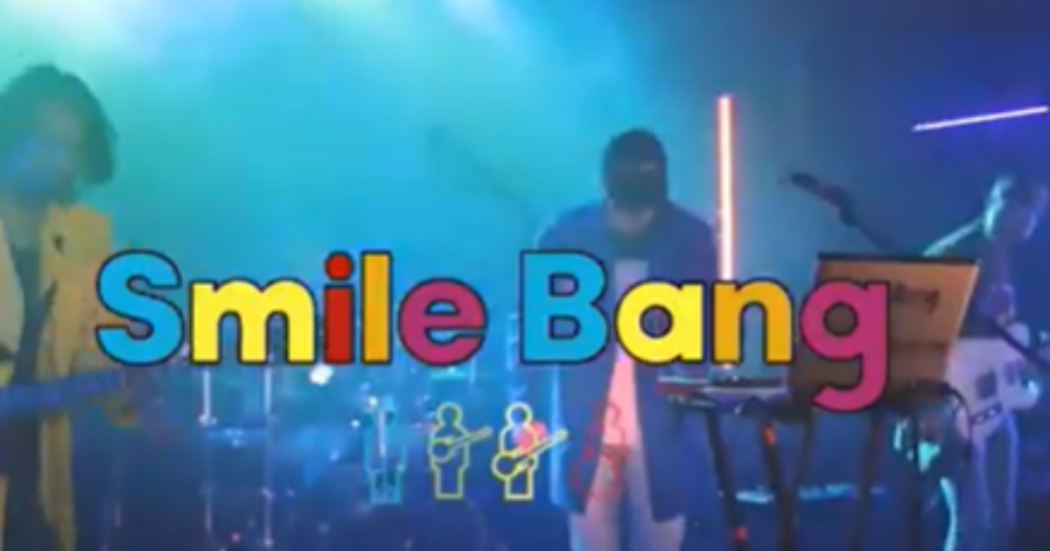 Imagen de dos hombres tocando bateria y guitarra con un fondo oscuro y con nieblina