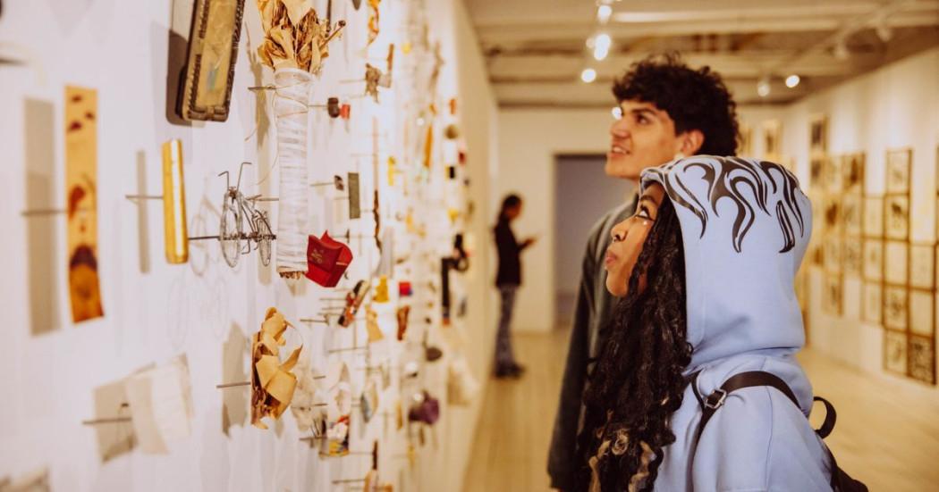 Imagen de personas en exposición de arte