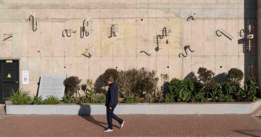 Imagen exterior de la Galeria Santa Fe activación sonora de Anidar la ciudad