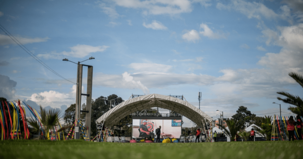 Imagende una gran carpa al aire libre bajo la cual se proyecta una película