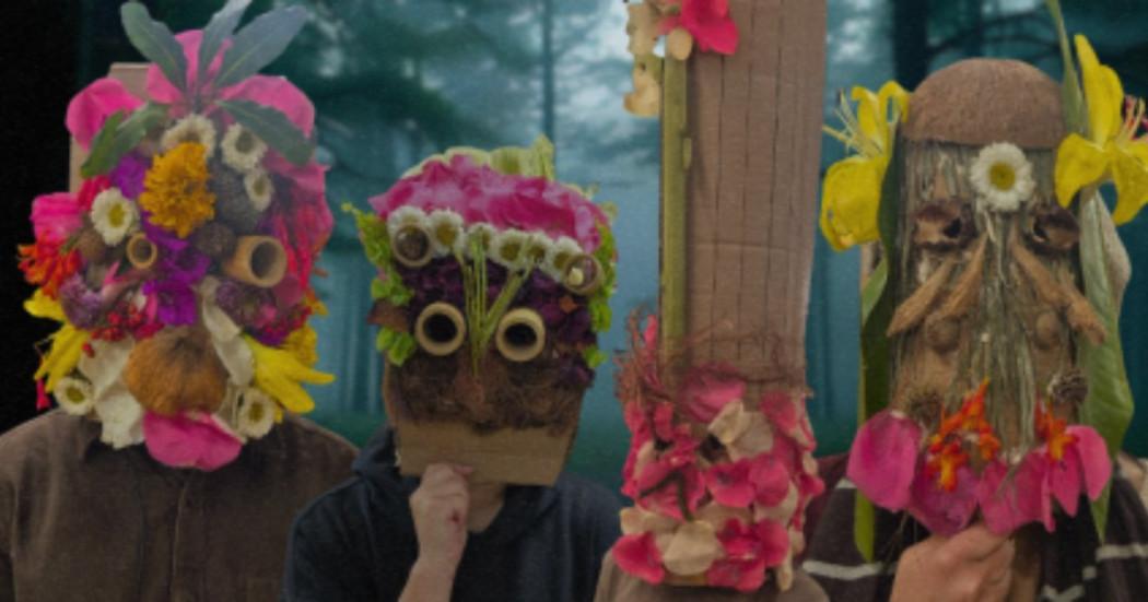 Imagen que muestra cuatro personas utilizando mascaras con flores