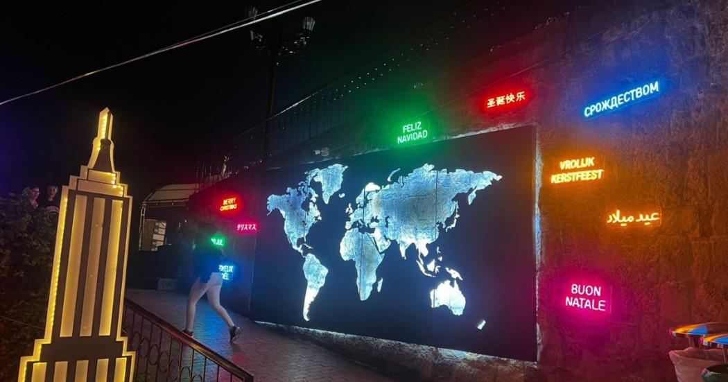 Imagen de croquis mapa mundial en luces navideñas Monserrate