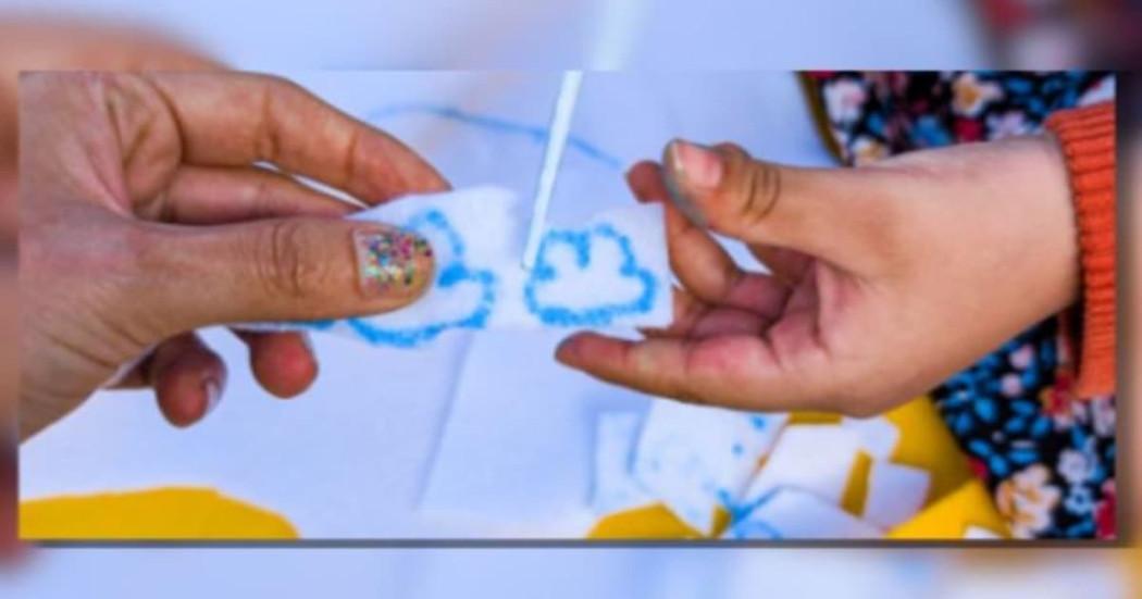 Imagen de dos manos pintando nubes