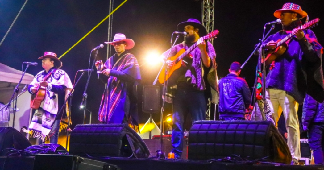 Imagen de una agrupación de música carranguera en tarima.