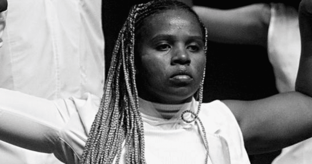 Imagen de una mujer afro vestida de blanco.