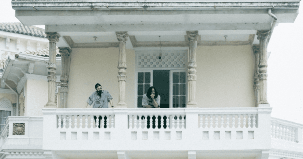 Imagen de la agrupación ¨The Cat Lady¨en una terraza de casa antigua de color blanco