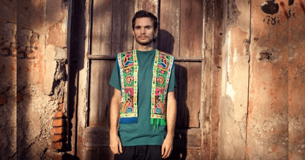 Imágen de artista con ropa típica de cultura latinoaméricana