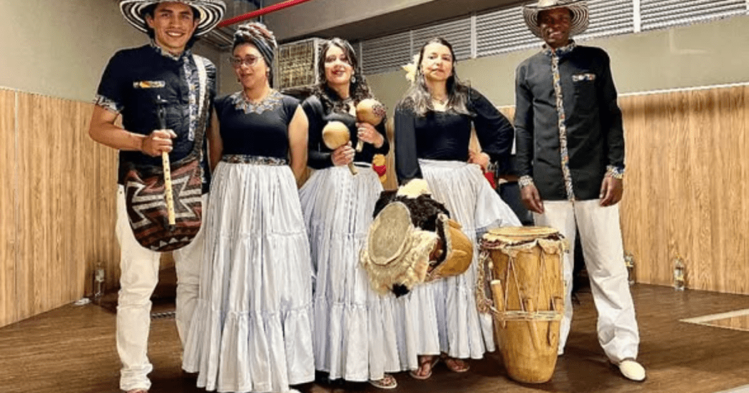Imagen de la agrupación la Mokana, vestidos con sus tajes típicos y instrumentos musicales.