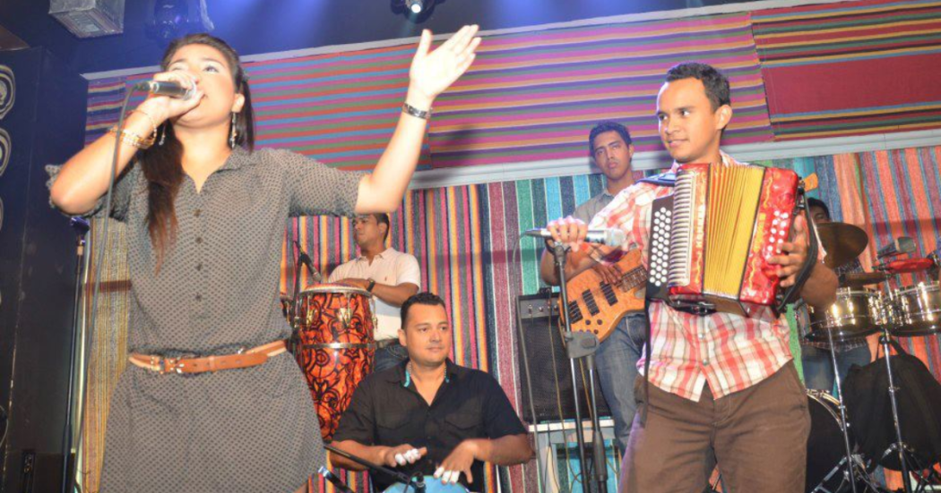 Imagen del conjunto Los hijos de Matilde cantando en concierto.