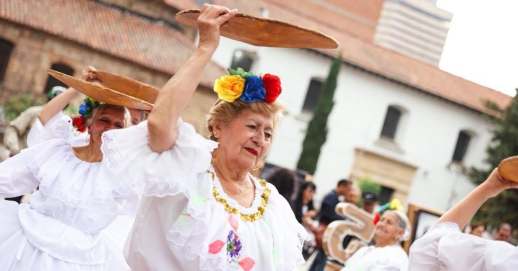 imagen de mujeres bailando