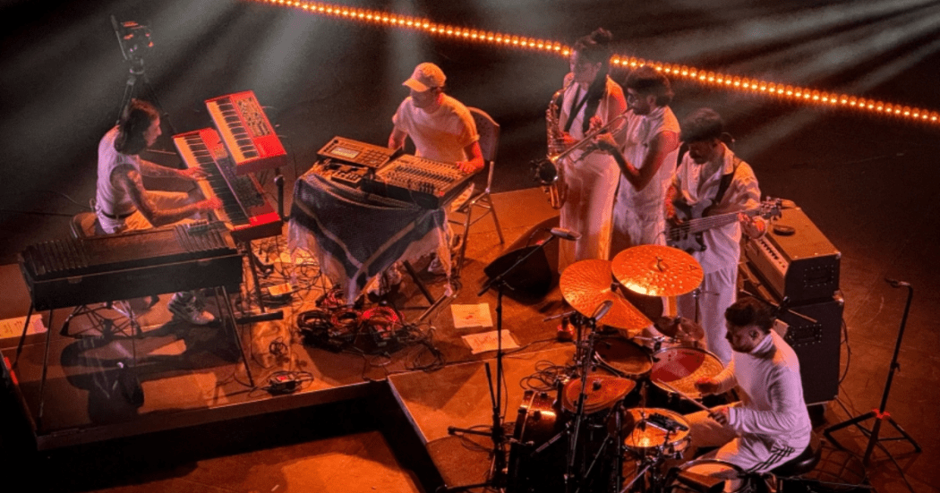 Imagen de uno de los Grupos en escena y que estarán en Electro Velitas 2025.