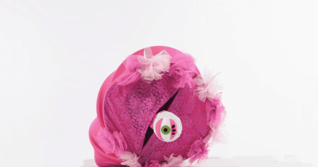 Imagen de Bululú, un gran ojo rosado que es el personaje central de la obra de teatro infantil con el mismo nombre.