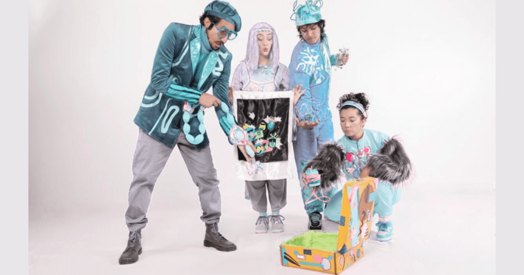 Imagen de 4 artistas con vestidos ambientados para la obra de teatro