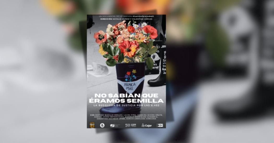 Imagen de afiche documental No Sabían que Éramos Semilla: La búsqueda de #JusticiaParaLas6402 una bota negra plástica con flores