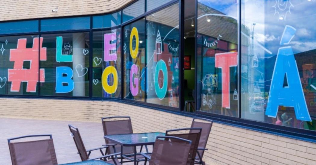 Imagen exterior Biblioteca Pública El Mirador con Leo Bogotá en letras