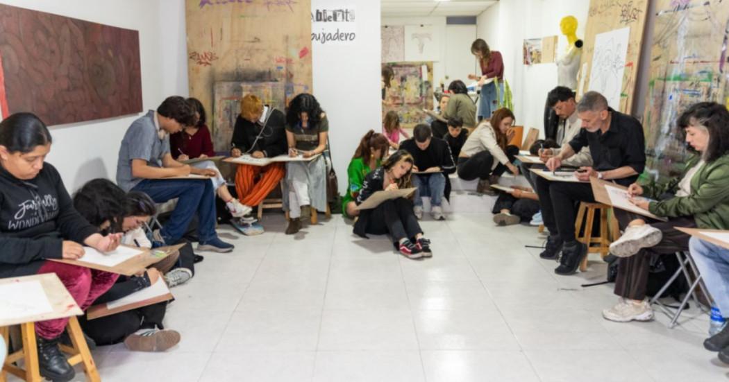 Imagen de grupo de personas pintando