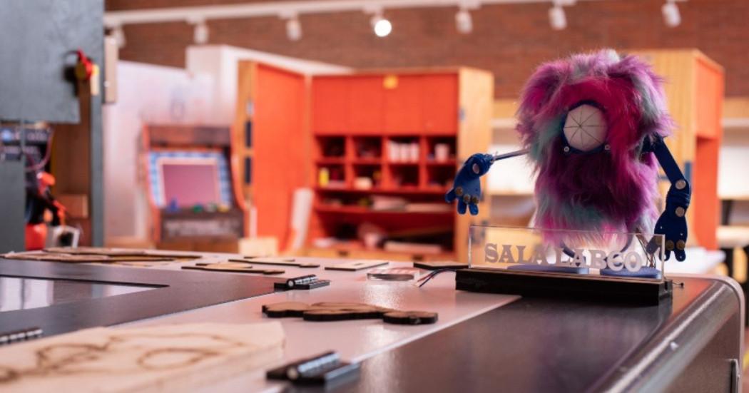 Imagen de muñeco con aviso en letras salas labco