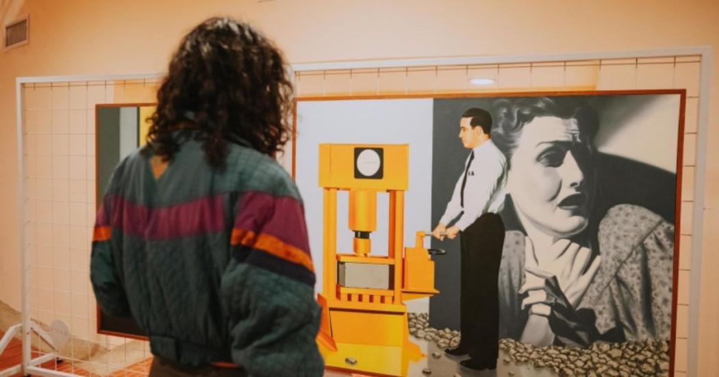 Imagen de una persona observando la exposición de arte en la FUGA